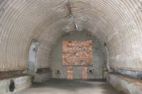 Ścianka z cegły dziurawki<br /> w schronie w Kielpiu